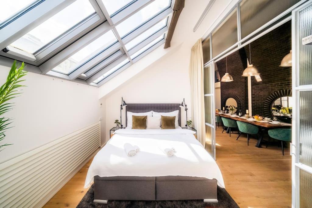 5br+2bath Old Town Industrial Penthouse, A/c Praga