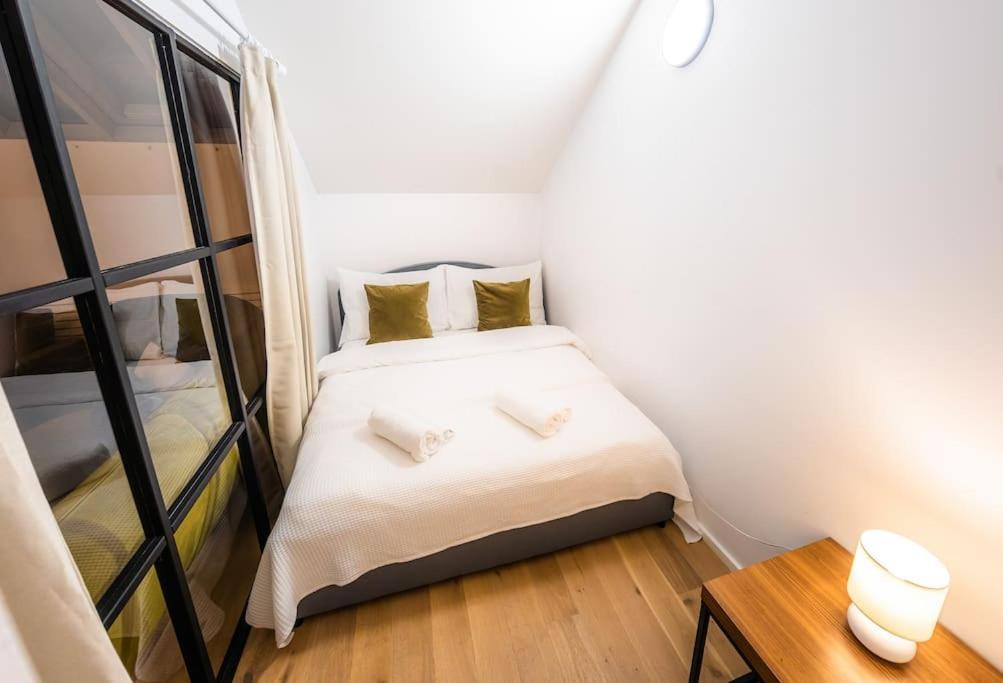 5br+2bath Old Town Industrial Penthouse, A/c Praga